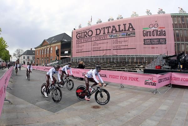 Overall Giro contender John Gadret (AG2R La Mondiale) leads his teammates in recon of Saturday's time trial course.