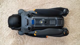 折疊後的 DJI Mavic Pro 4 底視圖