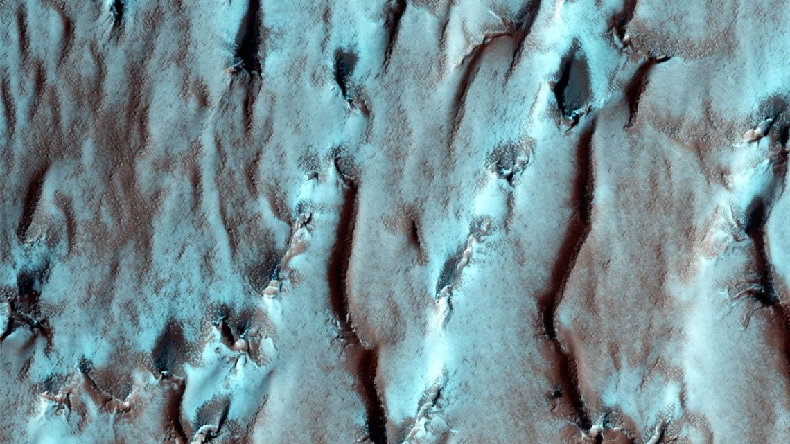Riflessioni misteriose su Marte possono provenire da qualcosa di estraneo all’acqua
