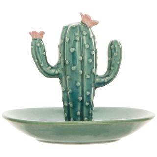 cactus ring holder on plate with green colour