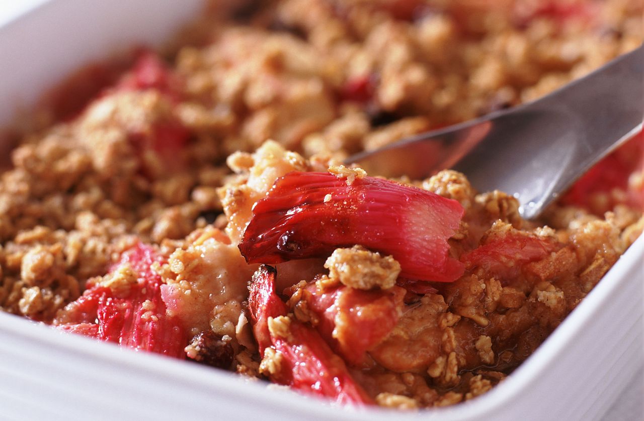 apple and rhubarb crumble