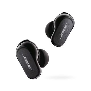 Die Bose QuietComfort Earbuds 2 auf weißem Hintergrund