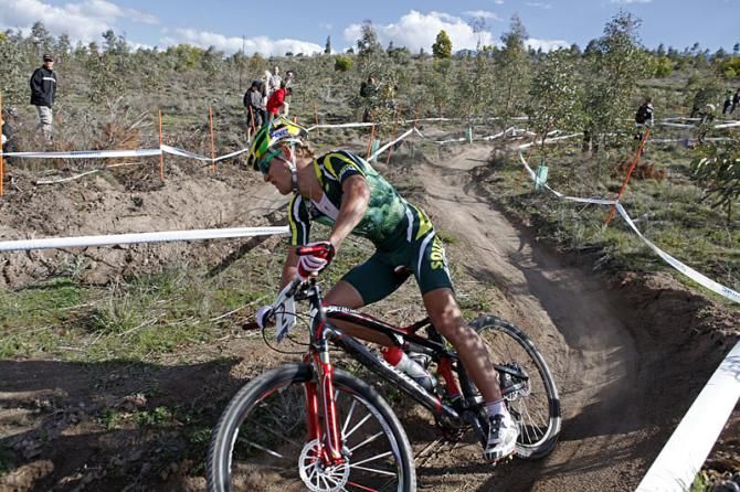 Burry Stander leads the U23 cross country race at the 2009 World Championships