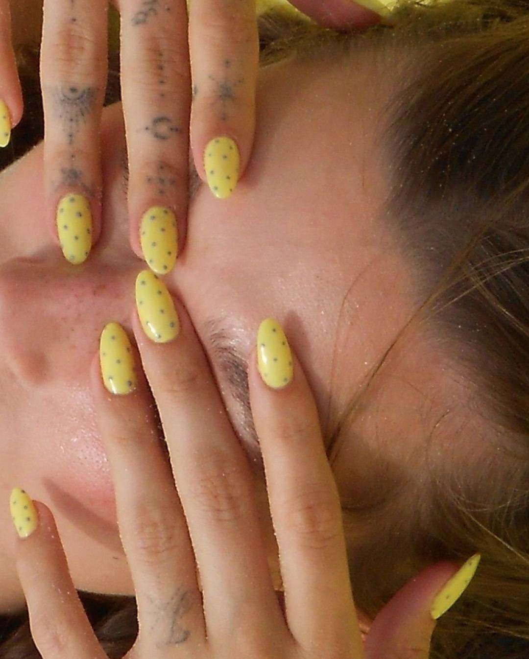 Hailey Bieber with yellow and grey polka dot nails