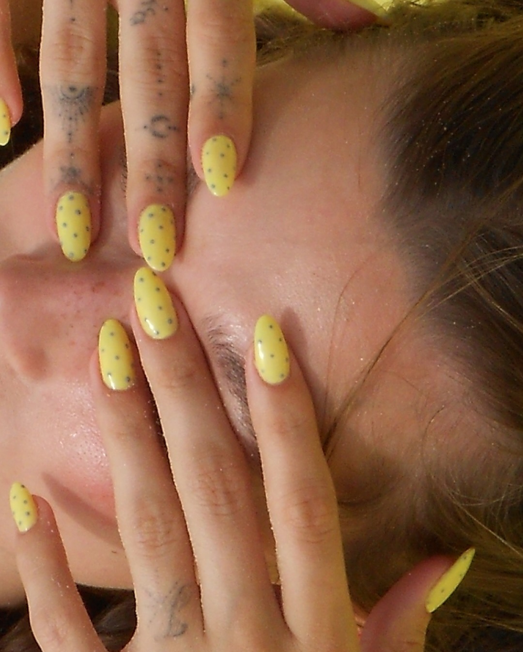 Hailey Bieber with yellow and grey dot nails