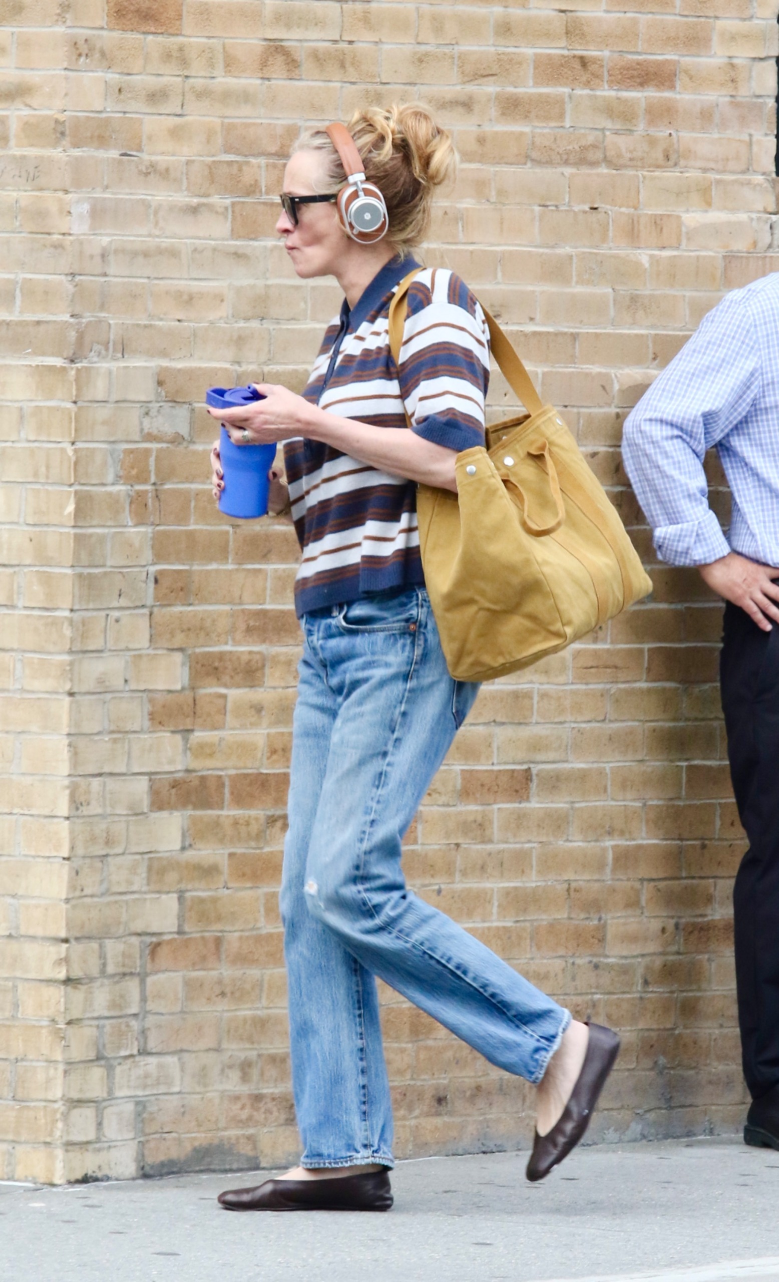 Julia Roberts styled the Alex Mill Perfect Weekday Tote with jeans and ballet flats