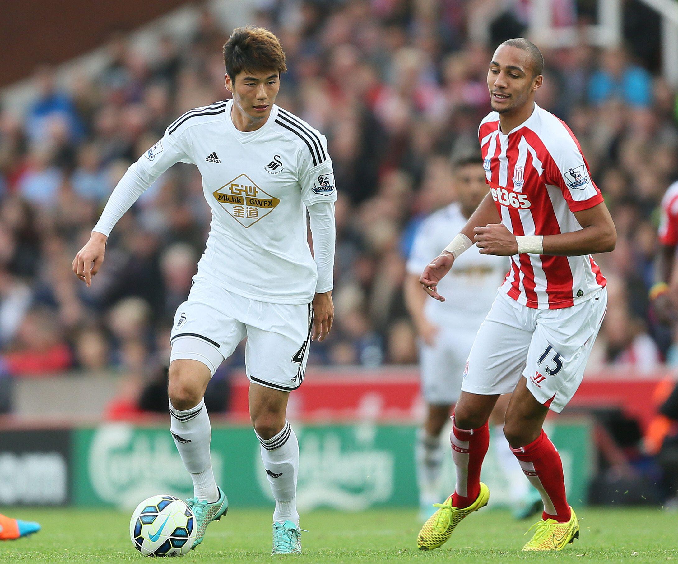 Ki Sung-yueng playing for Swansea City against Stoke City, 2014