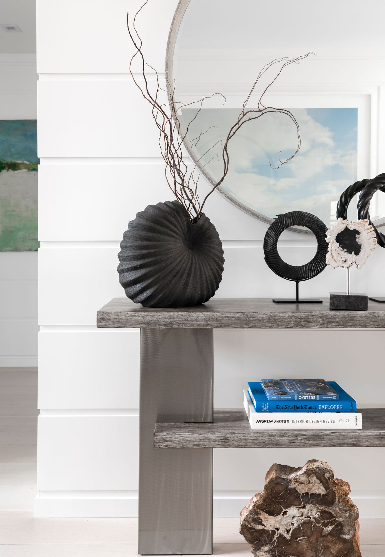 Black fossil vase, tree stump decoration, wooden table