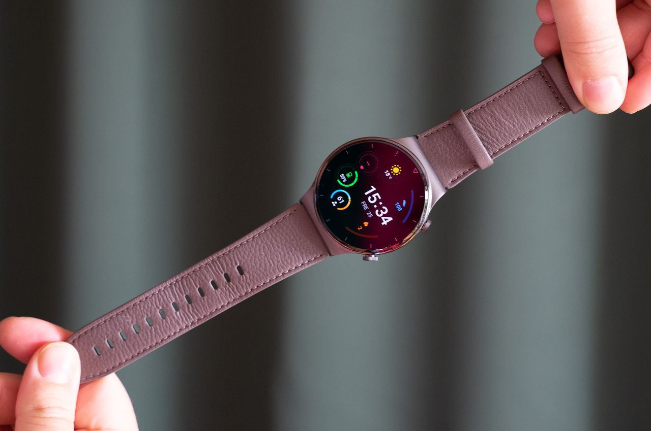 Huawei Watch GT 2 Pro med l&auml;derarmband, framsidan.
