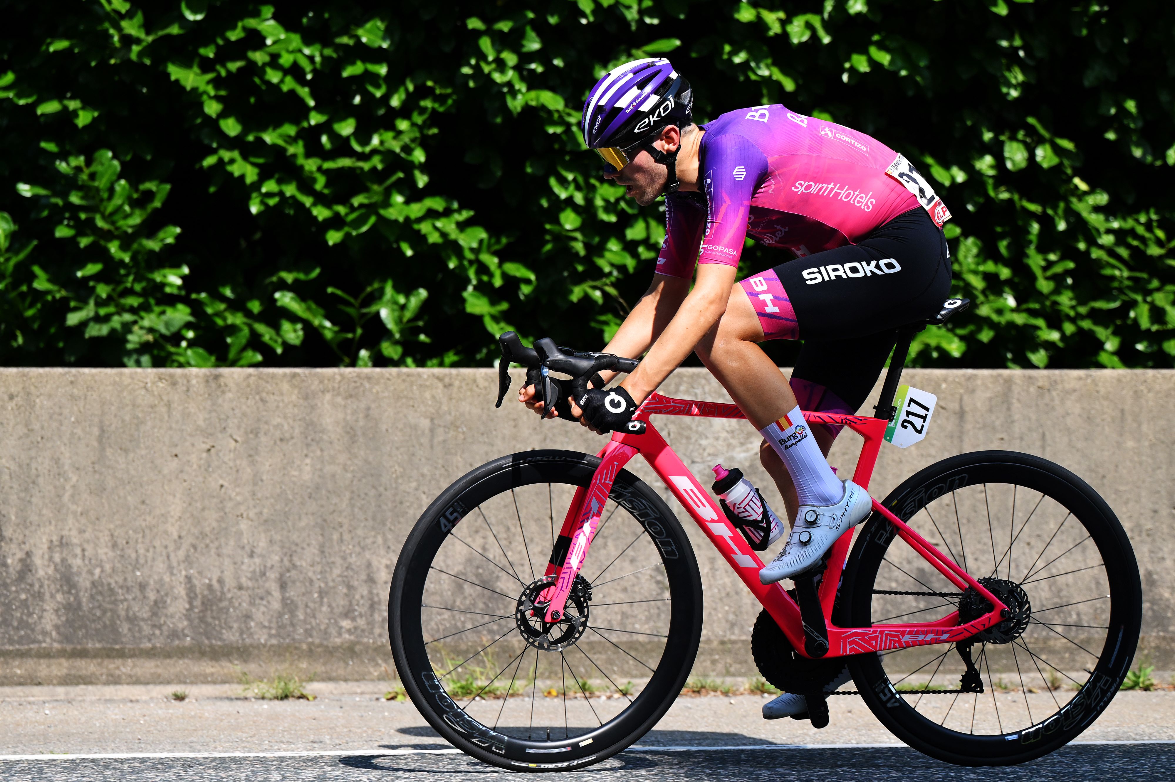Vuelta a España stage 4 LIVE – Solo rider has small gap on bunch