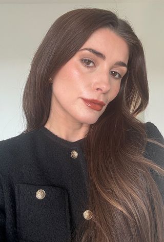 Eleanor wearing Hourglass Glossy Balm in shade Invite