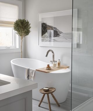 A contemporary, neutral ensuite with both a shower and tub