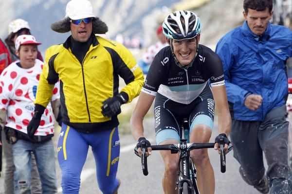 Andy Schleck out-runs the fans.