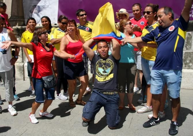 Colombian gang celebrating Quintana&rsquo;s victory
