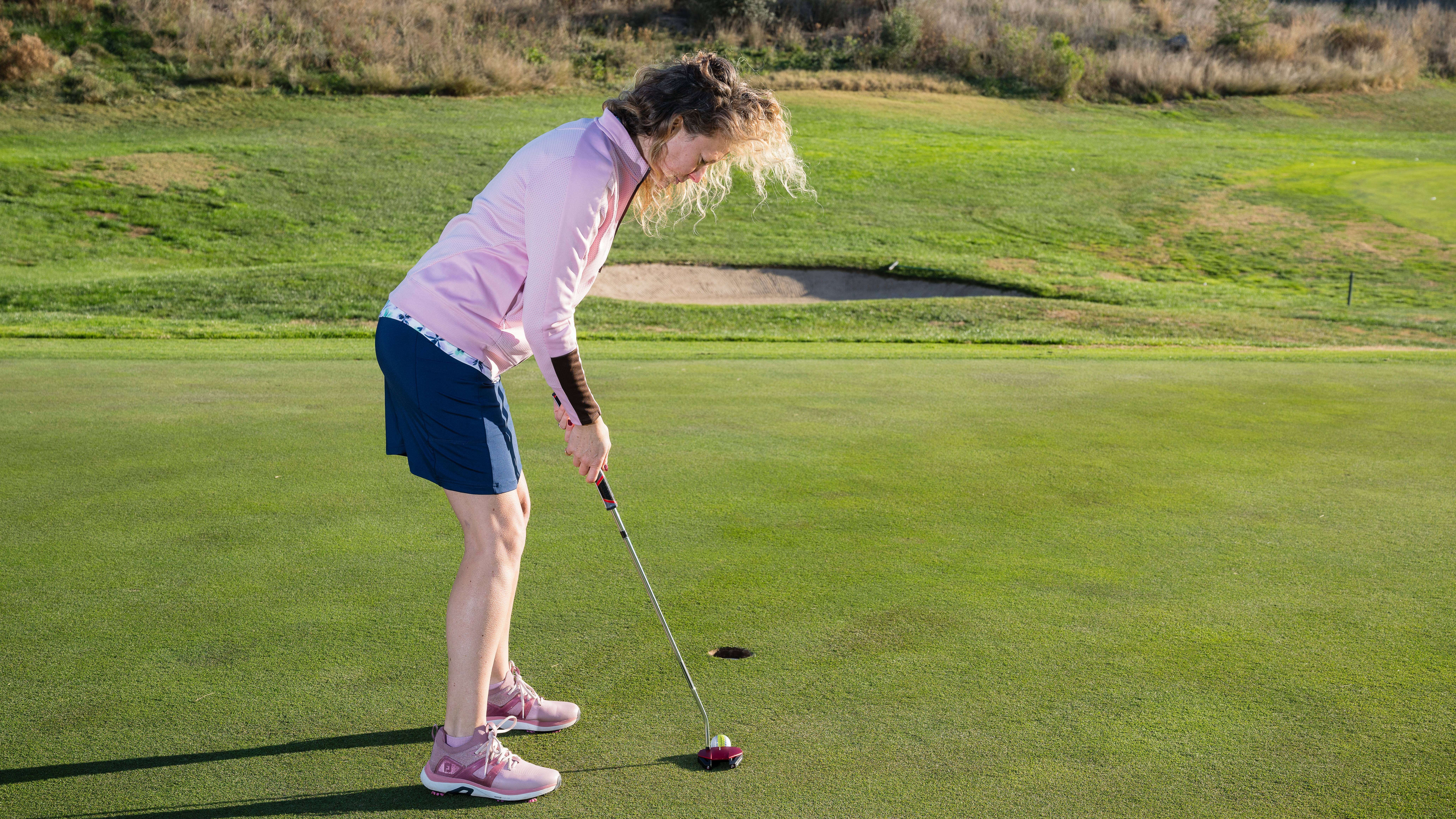 Katie Dawkins hitting a short putt