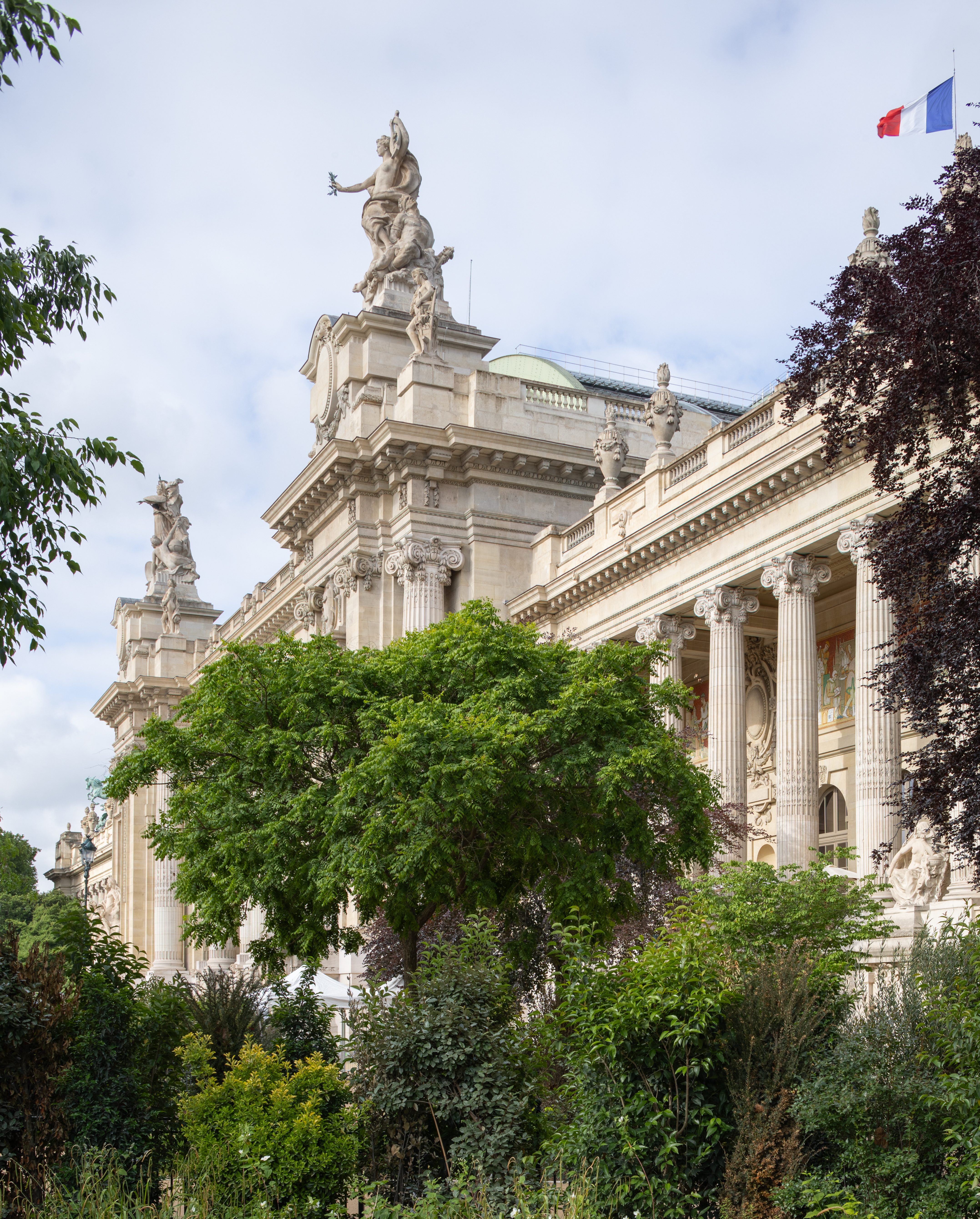 Grand Palais reopened with green framing and gorgeous stucco interiors renovated by chatillon architectes