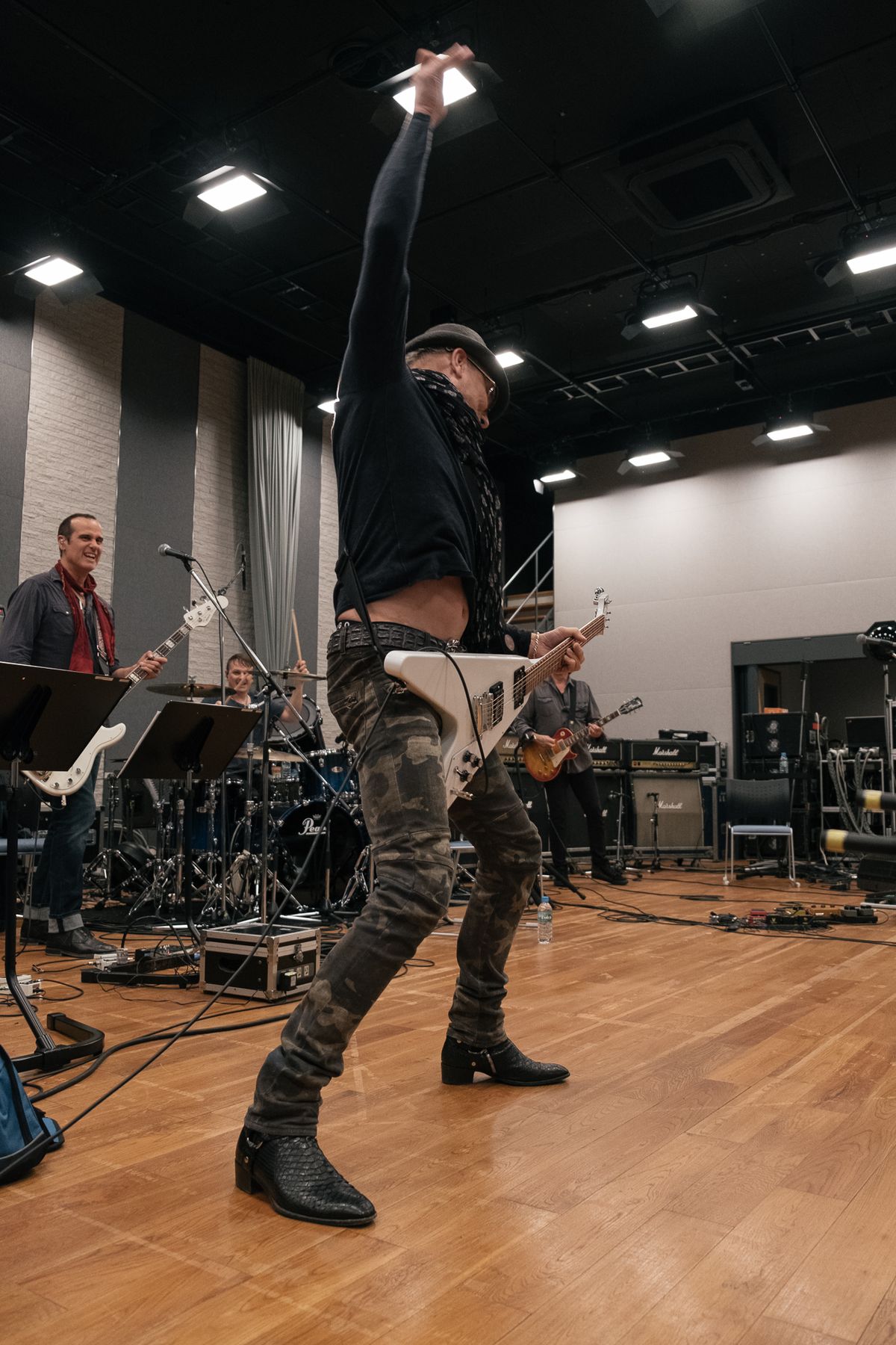 Rudolf Schenker's windmilling class continues.