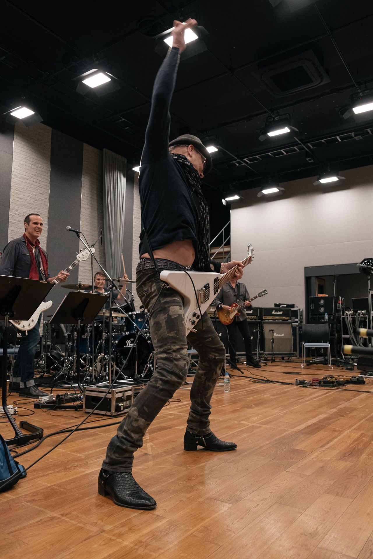 Rudolf Schenker's windmilling class continues.