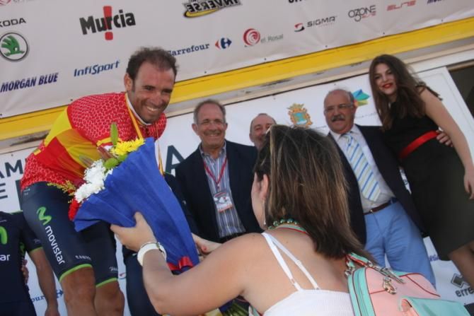 Alejandro Valverde hands his bouquet to Jonathan Castroviejo's wife, who is currently pregnant.