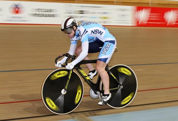 Kaarle McCulloch on her way to silver in the women's 500m time trial