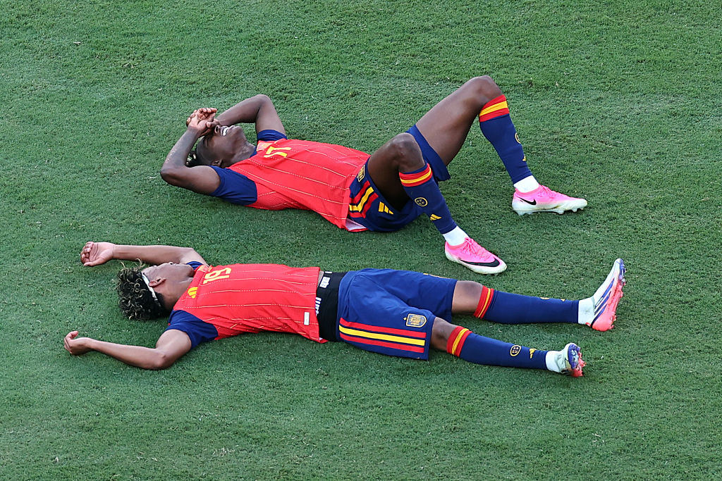 Lamine Yamal and Nico Williams celebrate their World Cup win