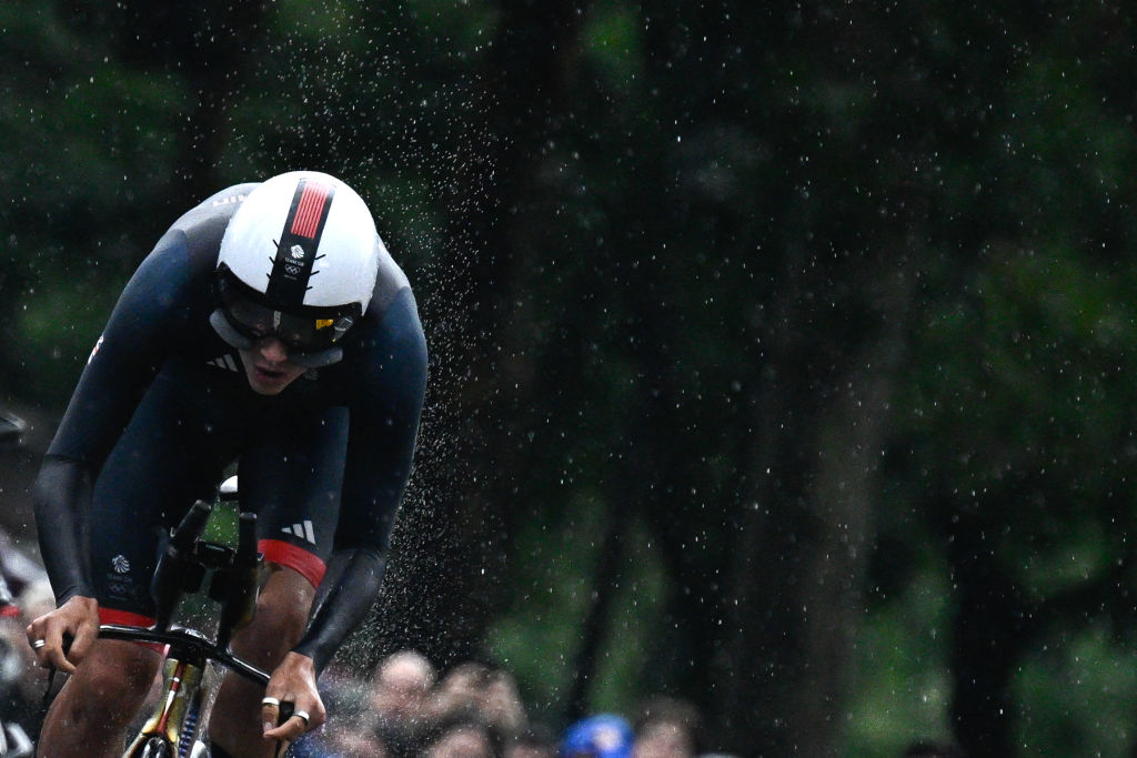 El británico Josh Tarling pedalea mientras compite en la contrarreloj individual de ciclismo de ruta masculino durante los Juegos Olímpicos de París 2024 en París, el 27 de julio de 2024. (Foto de JULIEN DE ROSA / AFP)