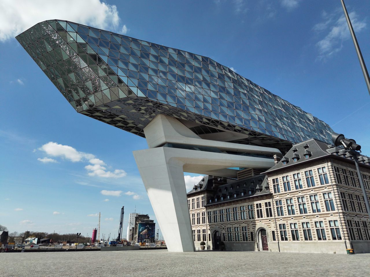 Let op het geschilderde gebouw op de achtergrond
