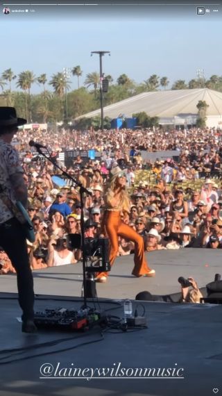 Lainey Wilson performing at Stagecoach
