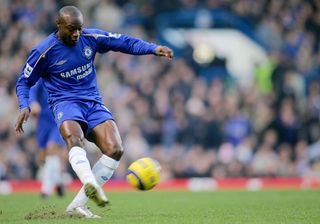 Chelsea's William Gallas crosses the ball during their Premiership match against Wigan at Stamford Bridge stadium, at home to Chelsea, 10 December 2005. AFP PHOTO/CARL DE SOUZA. Mobile and website use of domestic English football pictures subject to description of licence with Football Association Premier League (FAPL). For licence enquiries please telephone +44 207 298 1656. For newspapers where the football content of the printed version and the electronic version are identical, no licence is needed. (Photo credit should read CARL DE SOUZA/AFP via Getty Images)