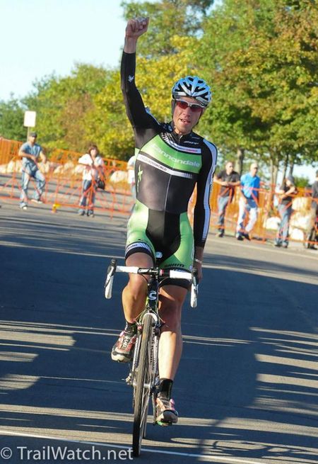 Jeremy Powers (Cannondale/Cyclocrossworld.com) takes the win over his teammate Tim Johnson