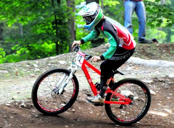 Joanna Petterson (Chain Reaction Cycles) racing to fourth place.
