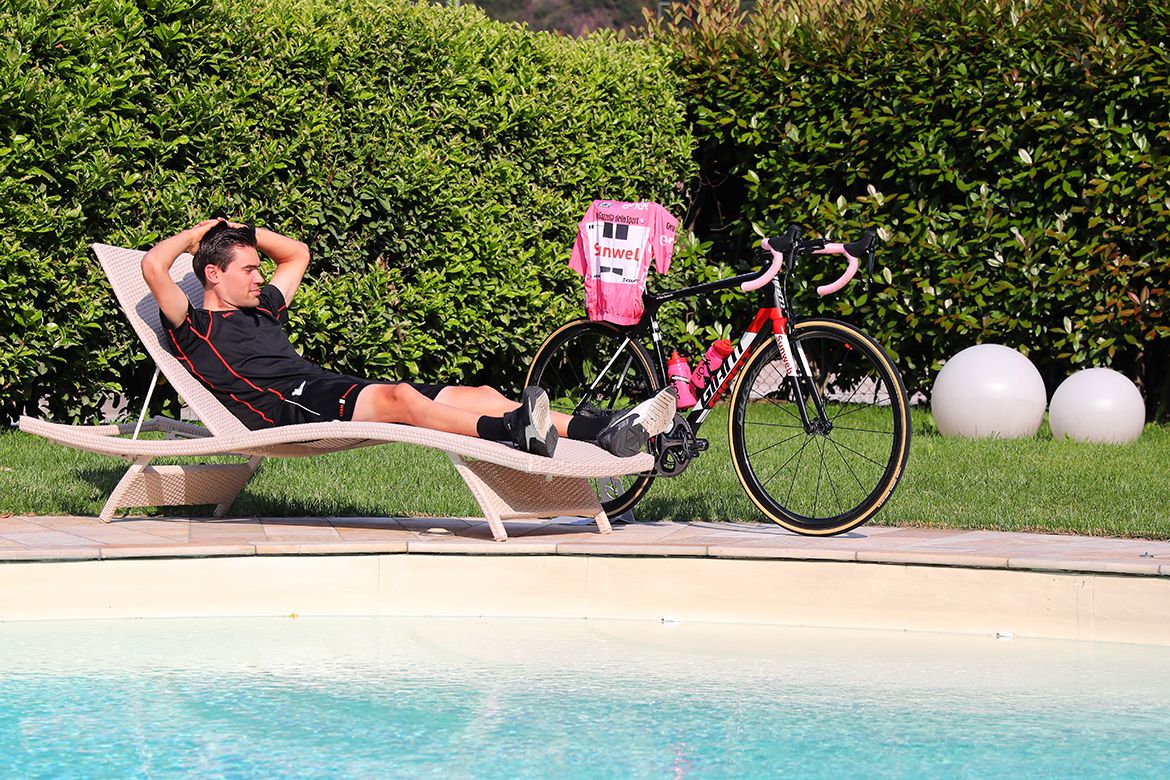 Tom Dumoulin "relaxes" poolside on the final Giro d'Italia rest day.