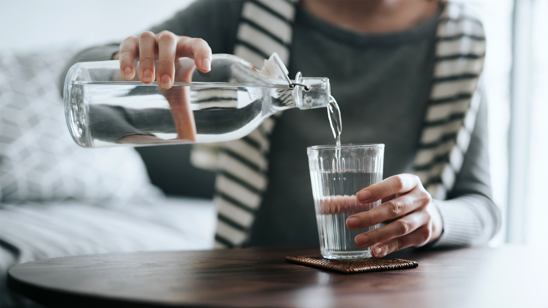 Imagen de persona que vierte agua para beber