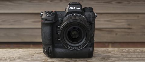 Nikon Z9 på ett träbord