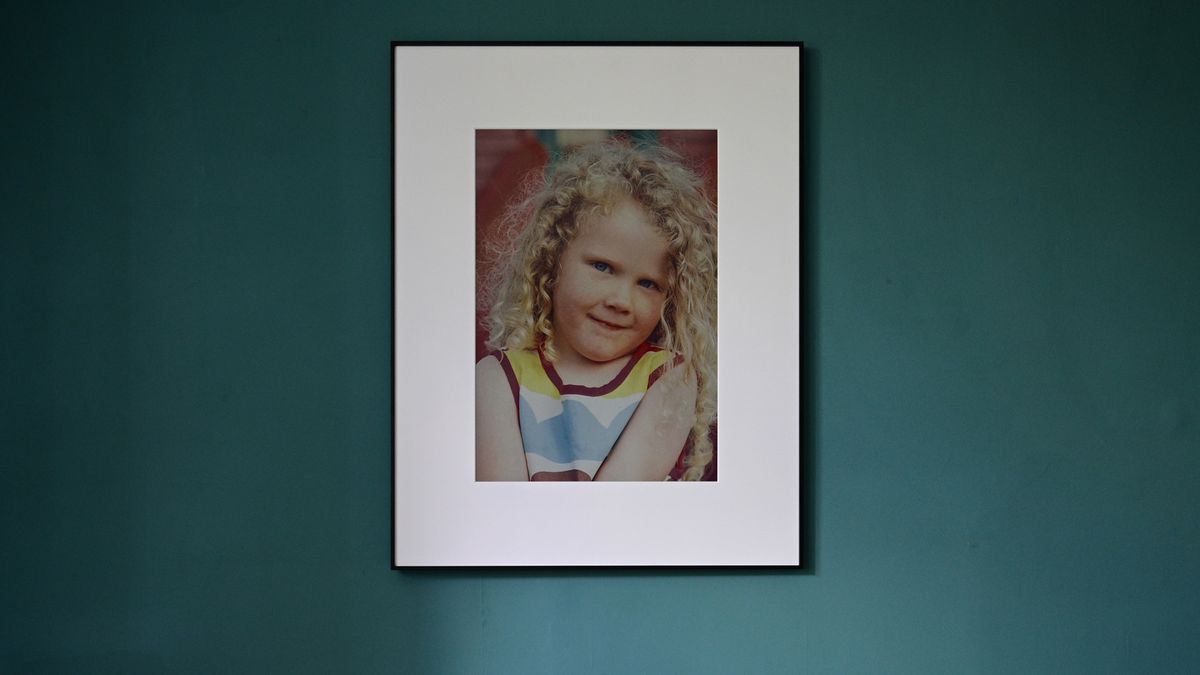 InkPoster Tela 28.5" frame showing a photograph of a child