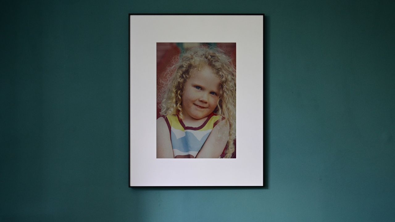 InkPoster Tela 28.5" frame showing a photograph of a child