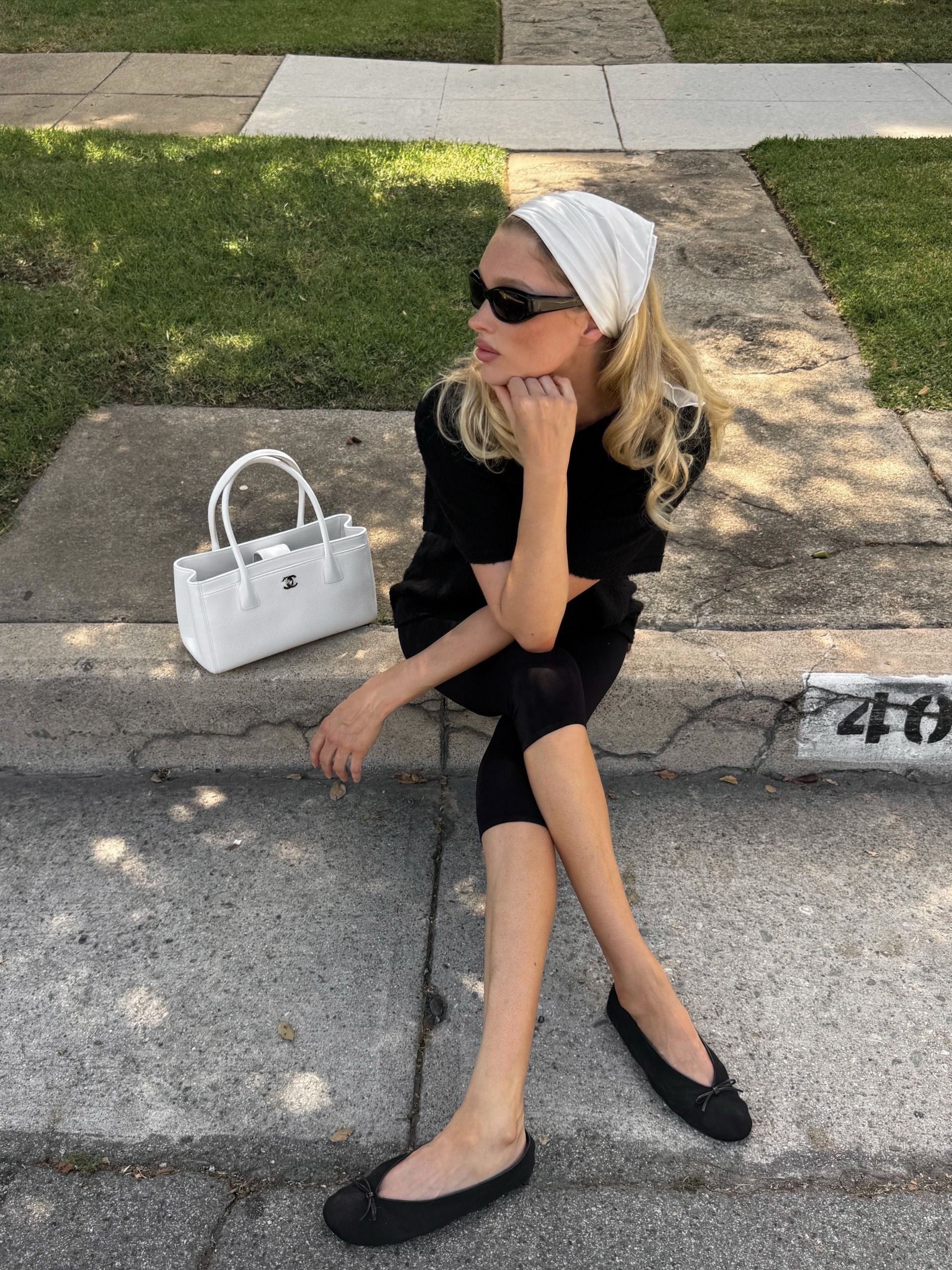 A woman wearing cool girl fall capsule wardrobe items in 2026.
