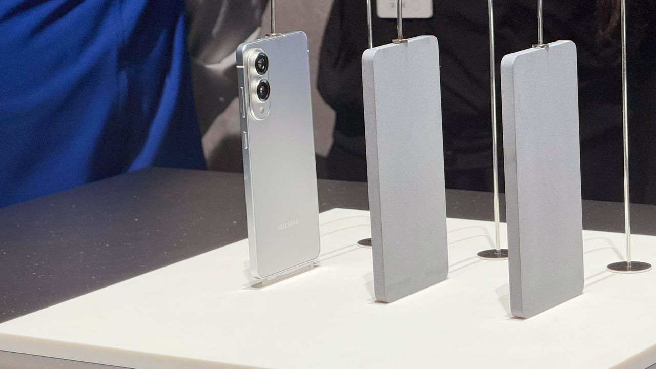 El Samsung Galaxy S25 Edge en exposici&oacute;n en el evento Galaxy Unpacked del 22 de enero de 2025.