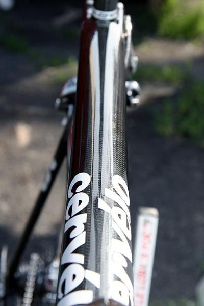 Narrow top tube - riders can achieve substantial aerodynamic gains by keeping their knees in. The top tube on the P3C is thus kept extremely narrow to allow for this.