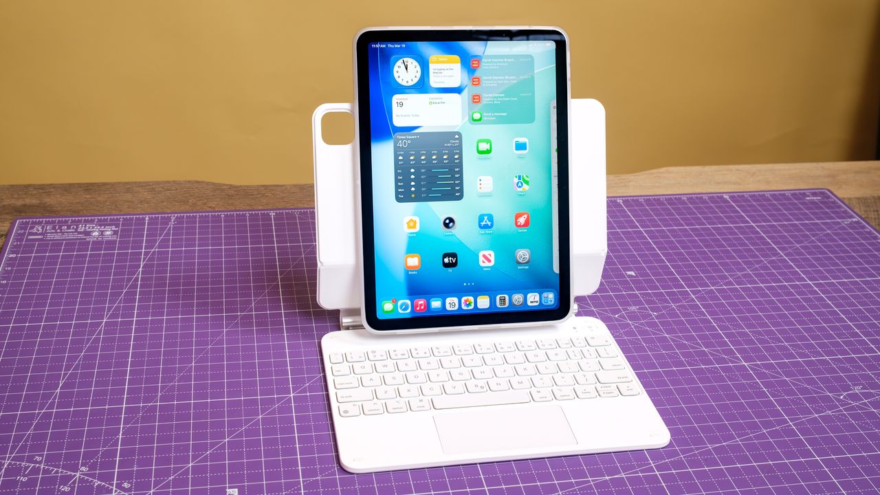 ESR iPad Air M4 Keyboard Case