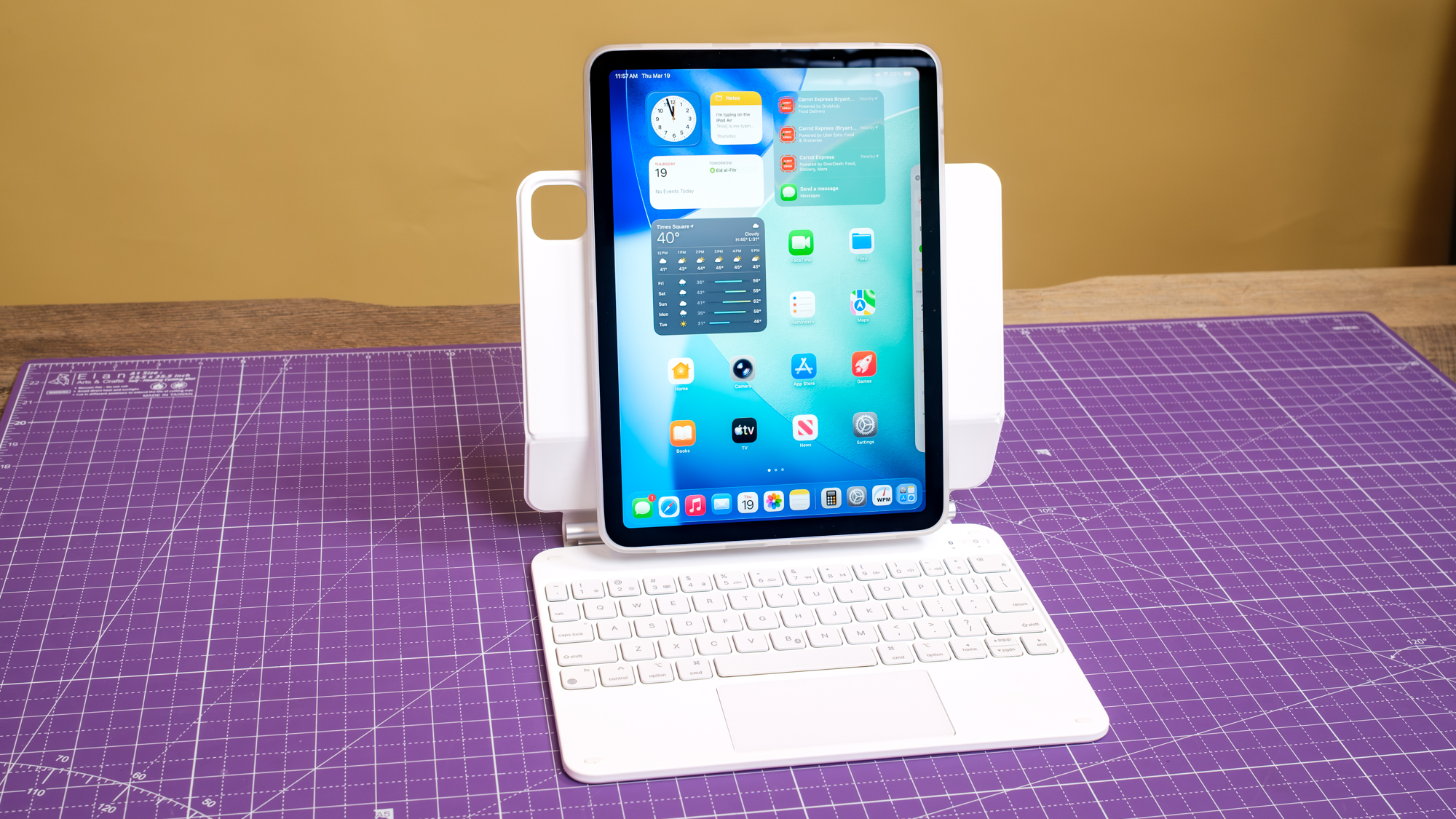 ESR iPad Air M4 Keyboard Case