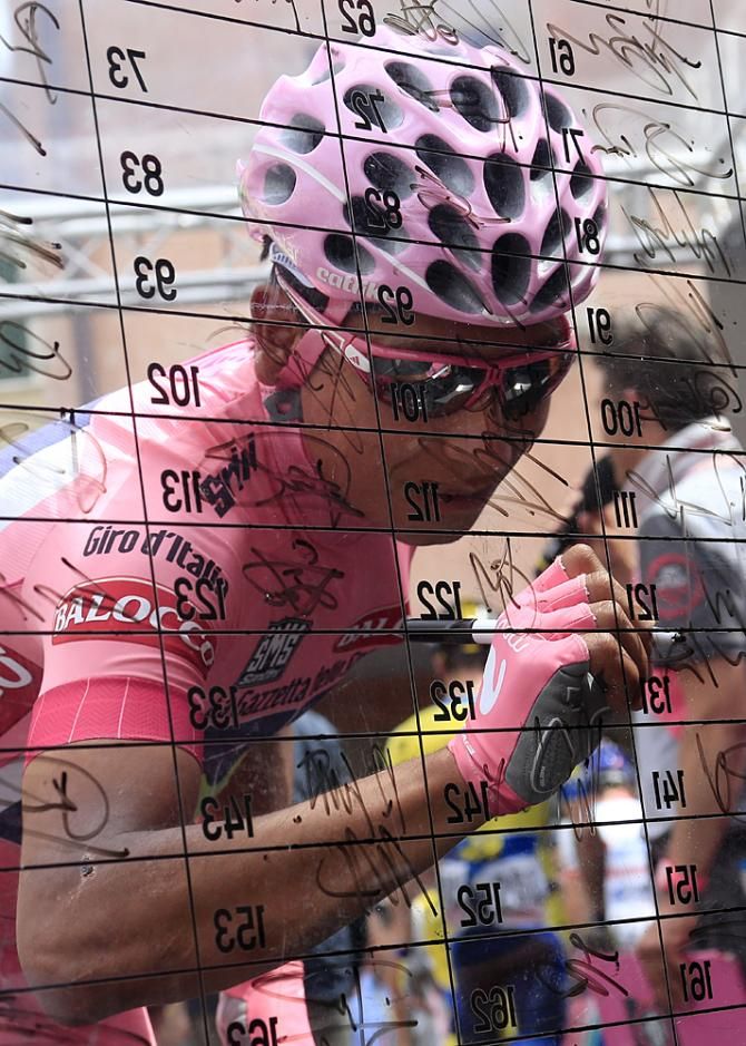 Nairo Quintana (Movistar) signs in to Stage 18