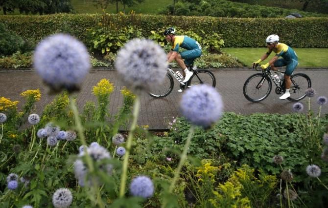 Michael Hepburn leads Australian teammate Caleb Ewan during the men's Commonwealth Games road race