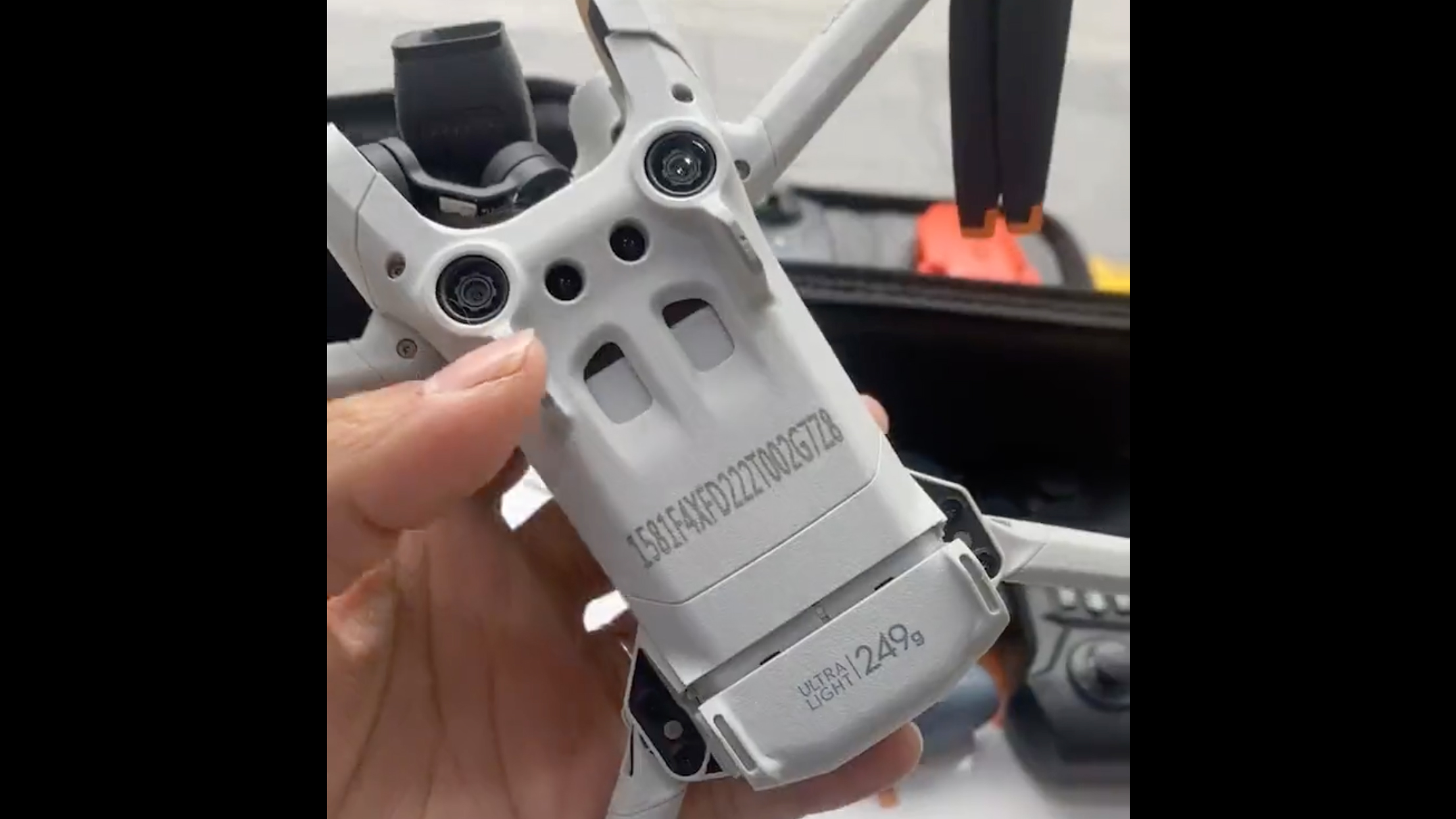 Una mano sosteniendo un prototipo del DJI Mini 3 Pro