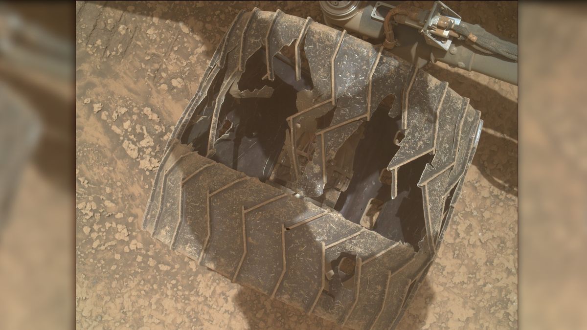Curiosity Mars rover inspects cracked wheel | Space photo of the day for July 27, 2026