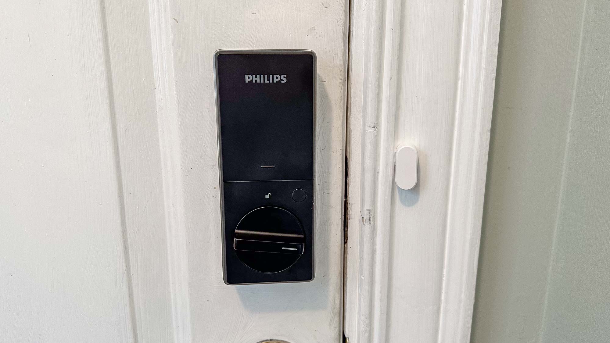 Philips akıllı kilit ön kapıya takılı