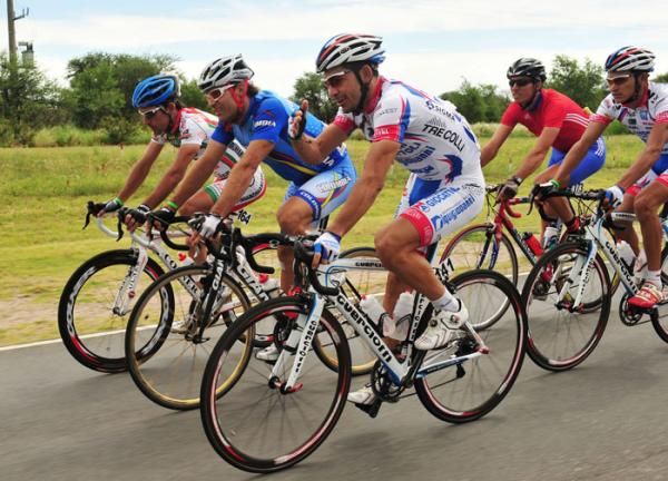 Santiago Botero (Columbia, left) chats with an Androni rider