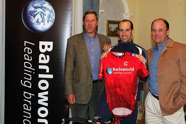 Igor Astarloa shows off the new jersey