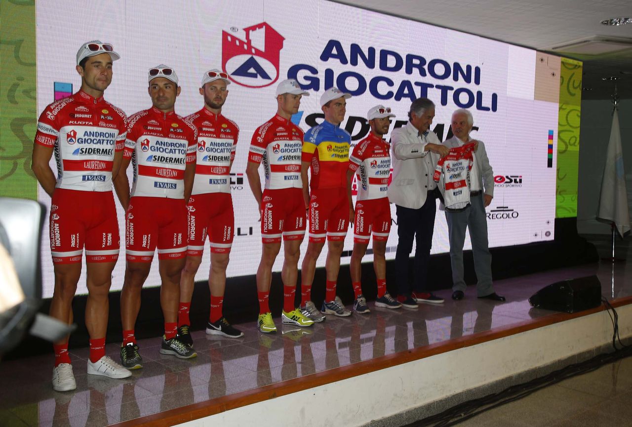Gianni Savio and his Androni Giocattoli team at the 2016 Tour de San Luis presentation.