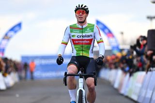 Laurens Sweeck holds off Eli Iserbyt in Maldegem Exact Cross